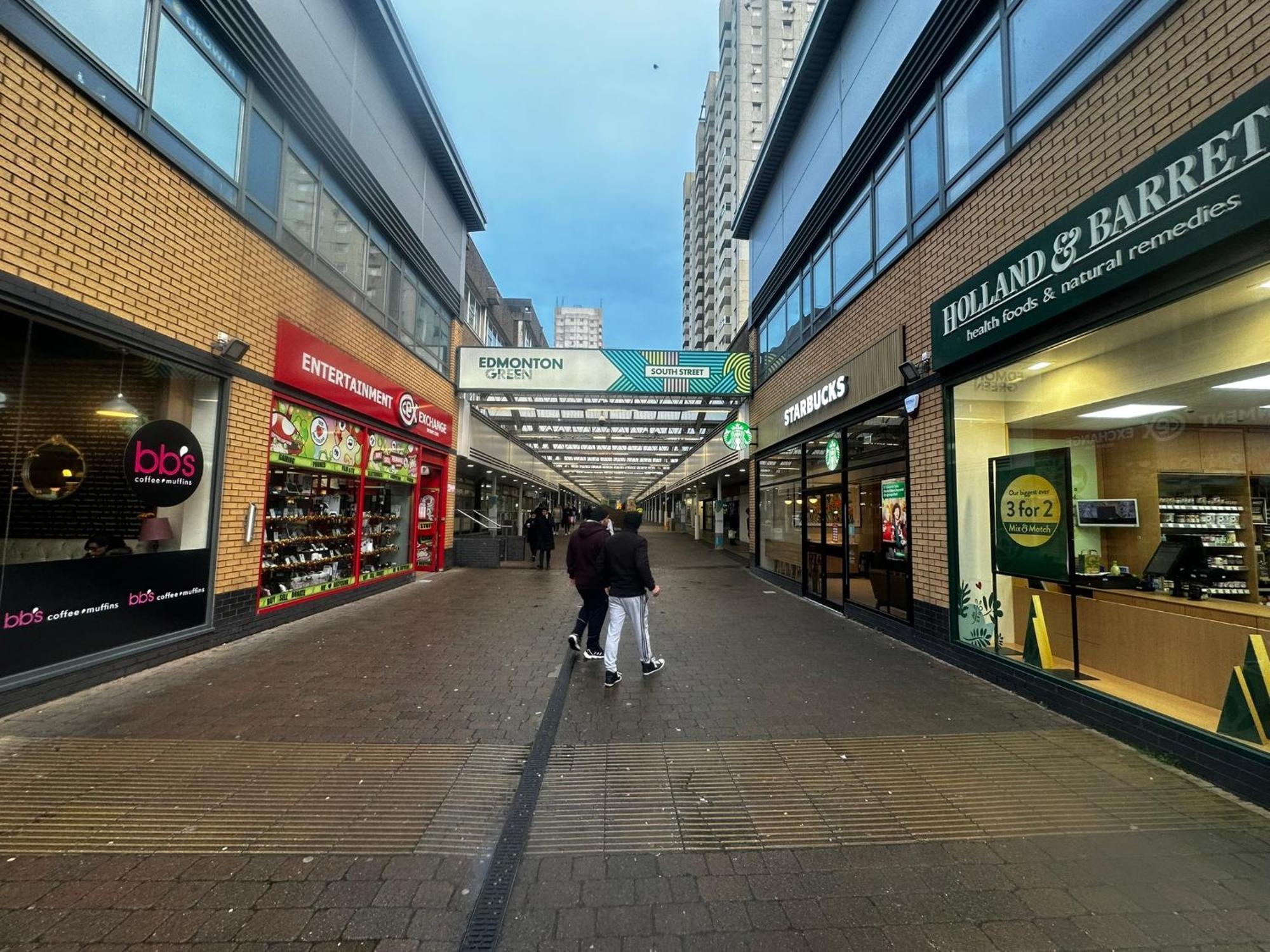 2 Bed 2 Bath Holiday - Free Parking - 3min Walk To The Train Station - 19min To Liverpool Street 5min To Victoria Line 1gb Broadband Super Fast Internet Ground Floor 100s Of Shops Restaurants Bakeries 24-hour Asda Superst Londra